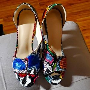 Open-toed colorful snakeskin pumps
